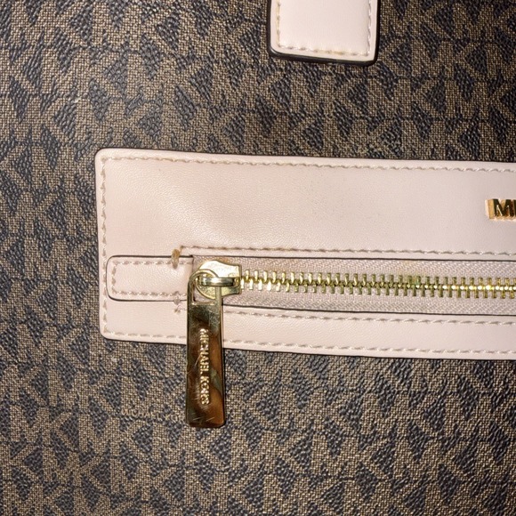 Michael Kors Kenly Shoulder Bag, Large Powder Blush Gently Pre Owned 14x14x5 - Picture 2 of 14